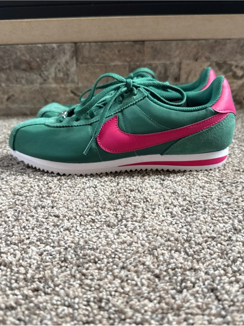 Nike Girls 6 Youth Classic Racer Green and Pink Casual Sneakers nwot